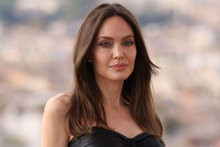 Angelina Jolie fue directora funeraria antes de ser famosa