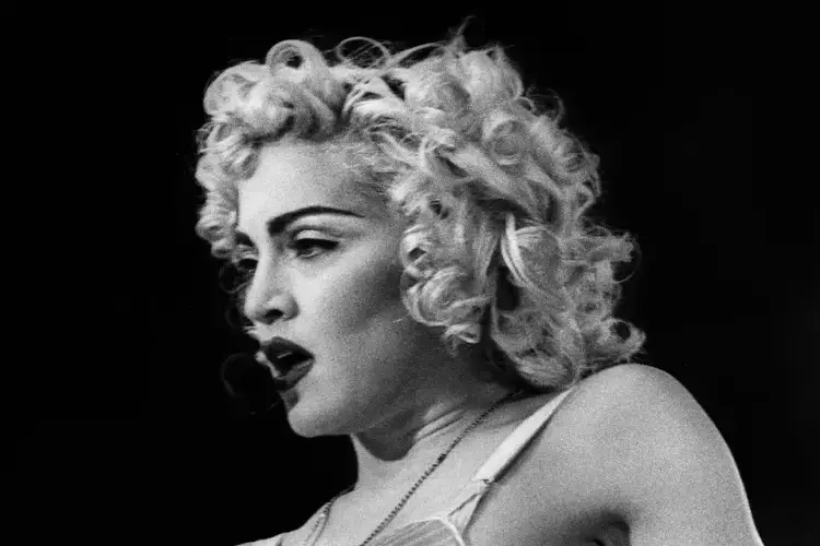 Madonna joven después de trabajar en Dunkin' Donuts