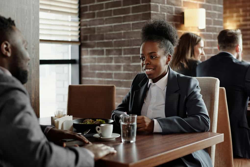 Joven en una entrevista de empleo en un restaurante