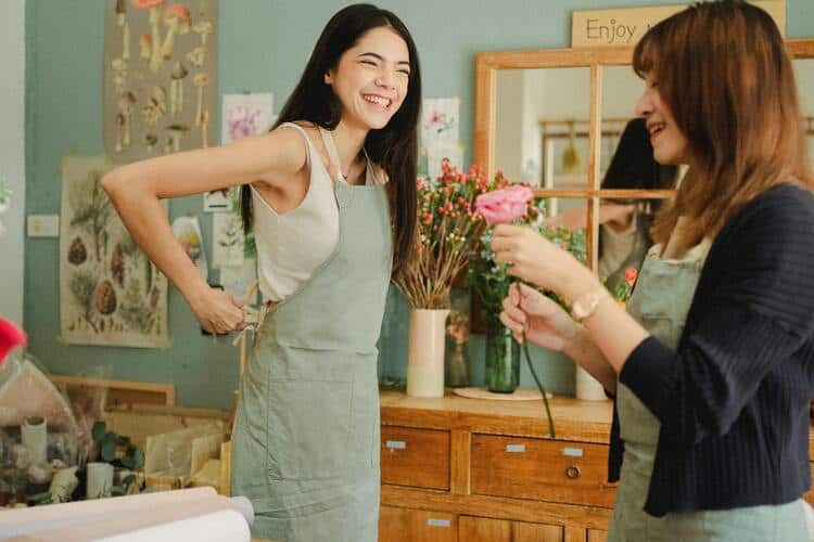 Estudiante trabajando en una floristería