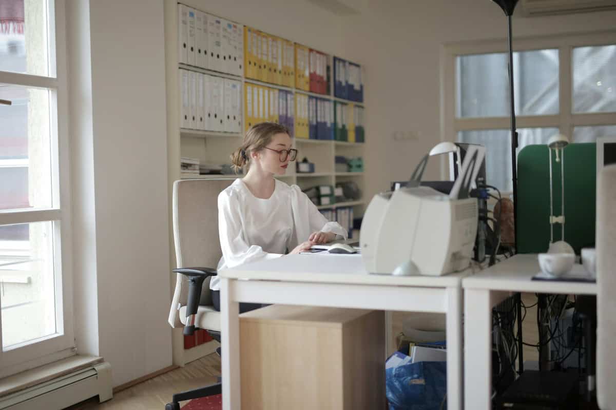 Joven trabajando y cobrando un sueldo auxiliar administrativo